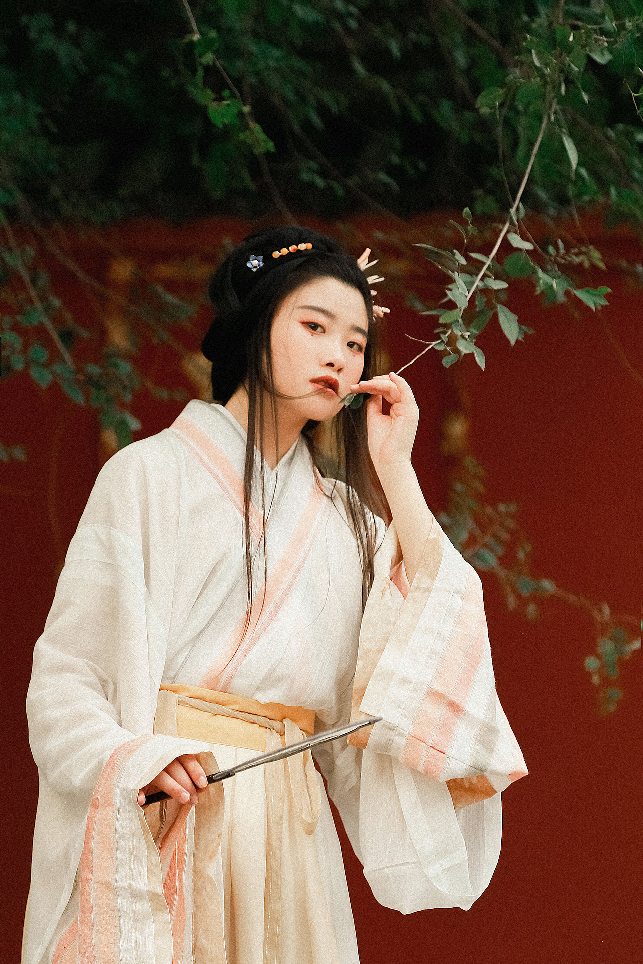 汉服 | 身披华衣裳,提灯追圆月。