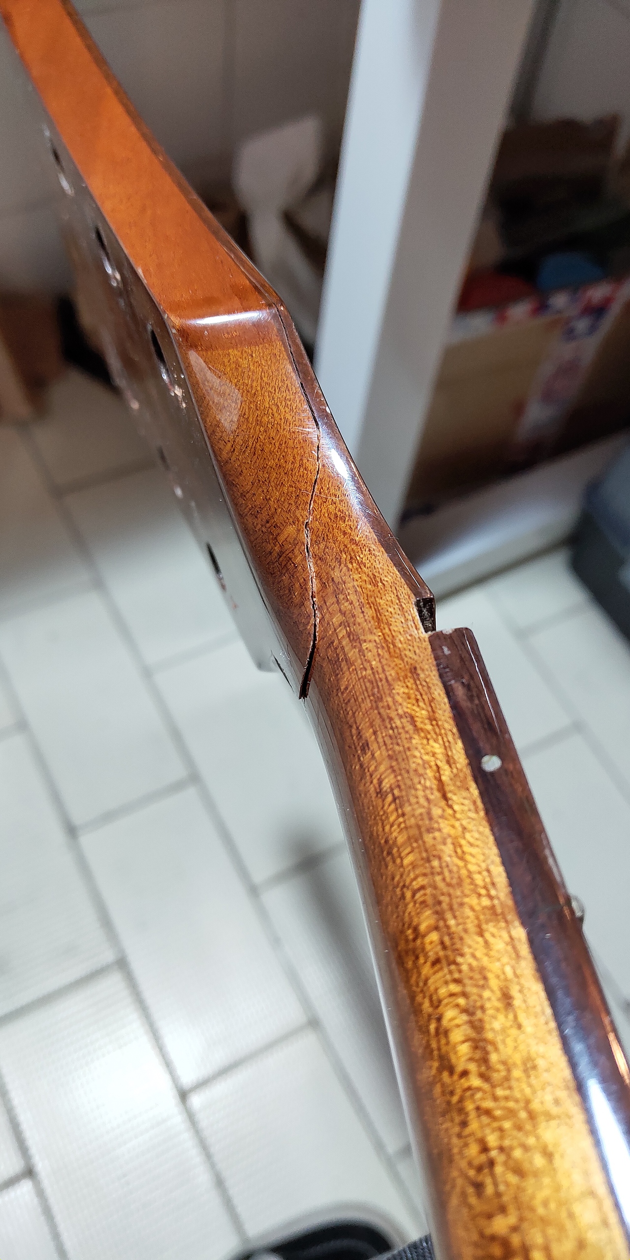 琴头只剩下前面的玫瑰木装饰贴面还连着