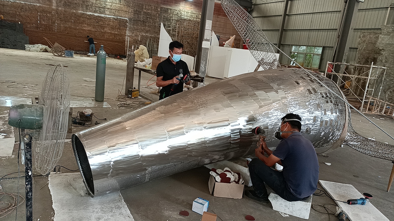 上海-不锈钢镜面镂空大鲸鱼制作过程展示（图ZMzQ2MjY2NTQ4） - 雕塑 - 站酷设计师德森雕塑标识景观原创素材 - 站酷ZCOOL