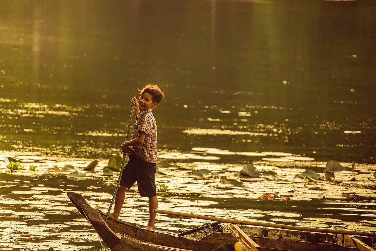 渔船上的小男孩（图ZMTAzNzQwNjYw） - 人文/纪实摄影 - 站酷设计师冈拉梅朵原创素材 - 站酷ZCOOL