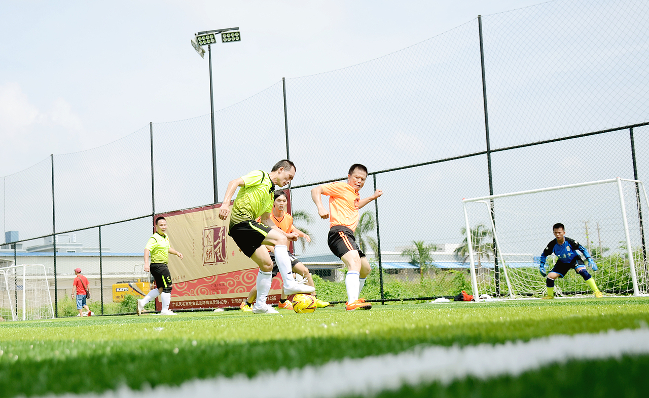 热爱这篇绿茵地的老男孩！（图ZNjIxMzk3MTI=） - 人像摄影 - 站酷设计师maiweichong原创素材 - 站酷ZCOOL