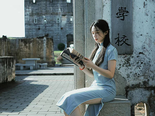 我见青山多抚媚