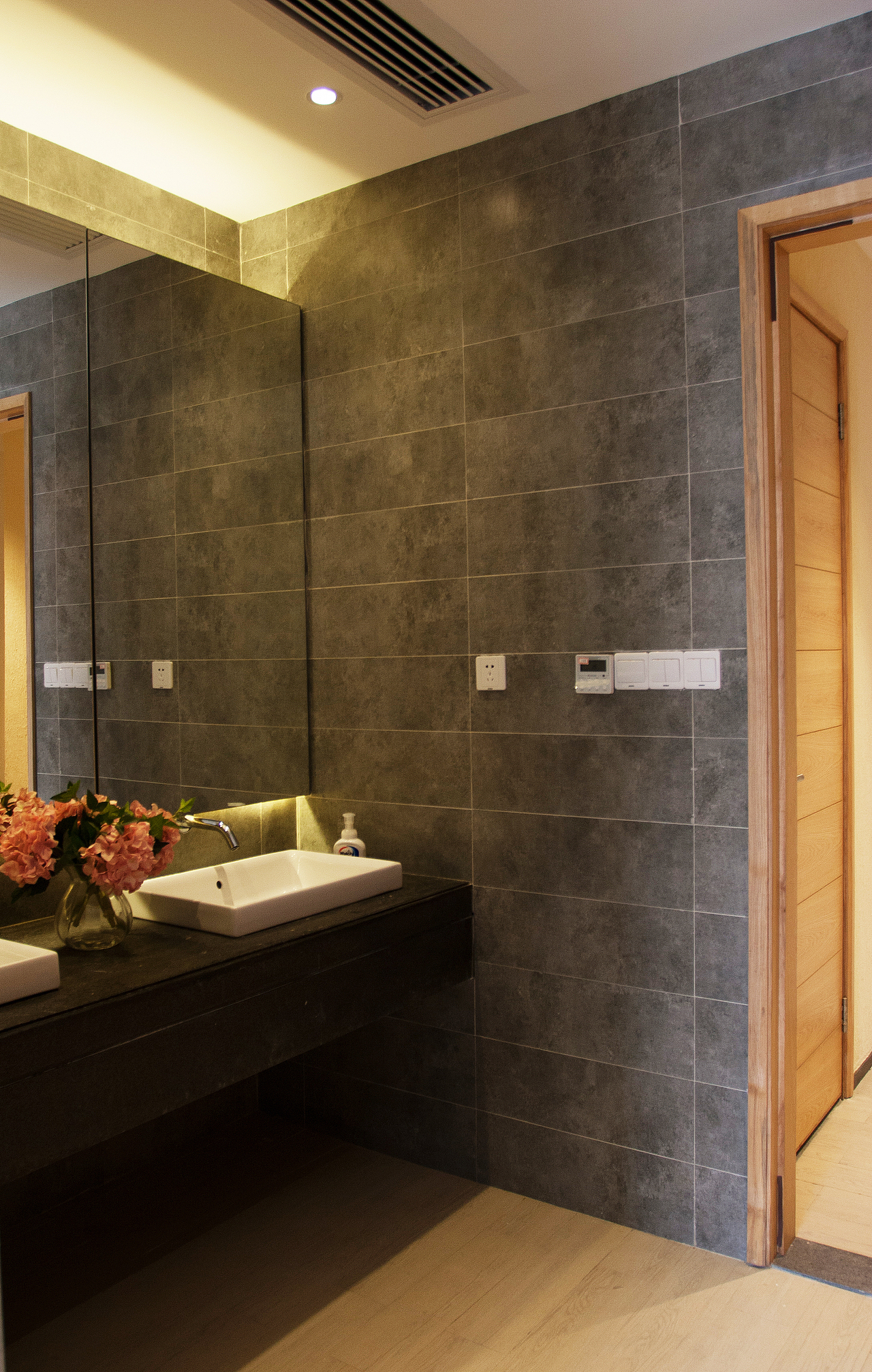 工业风之Havaianas 凉鞋品牌电子商务办公室