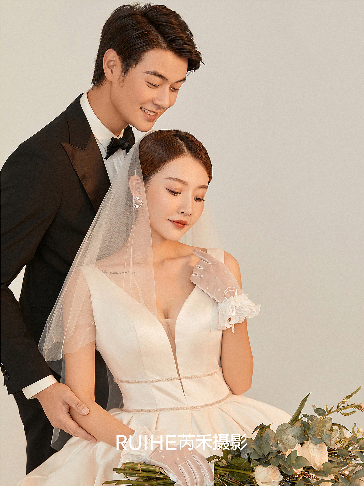 纯色白纱保留了仪式感,人像婚纱照的通透质感
