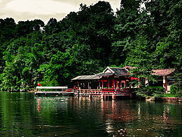 《高角度俯瞰樹(shù)木和山脈》