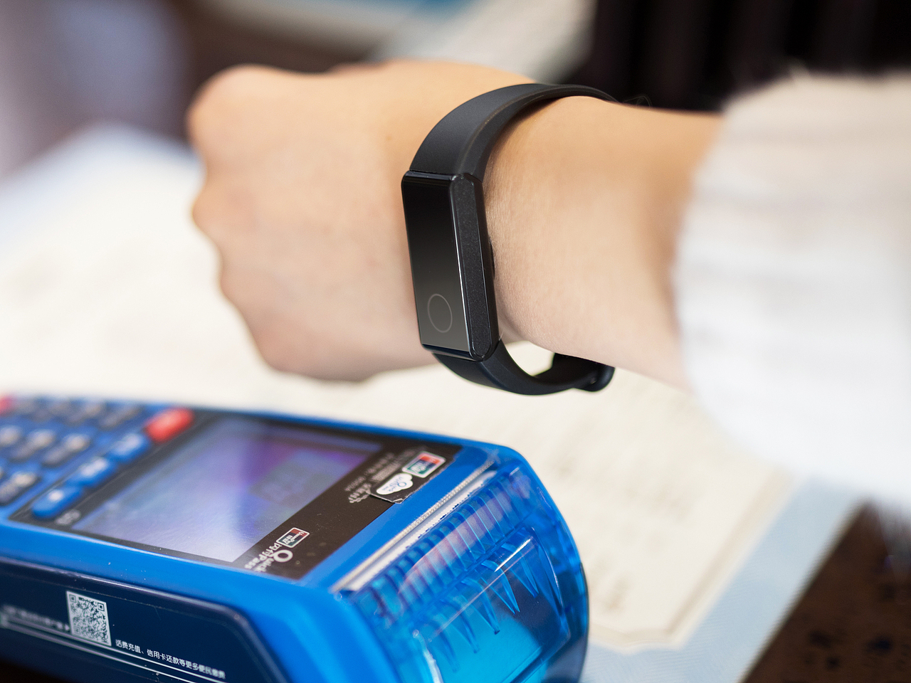 超人挥腕闪付侠拉卡拉跨界手环智能生活的超人