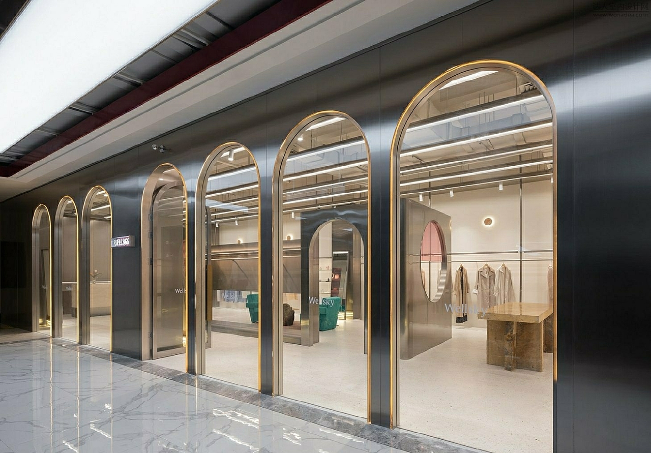 女装店-平衡未来感的一抹“温暖”