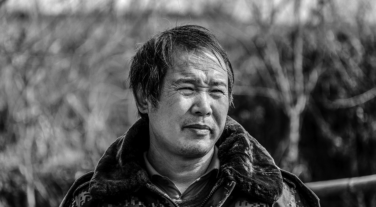 而于我,却是不敢多看一眼,因为他那布满了沧桑的脸上,让我看了多少有