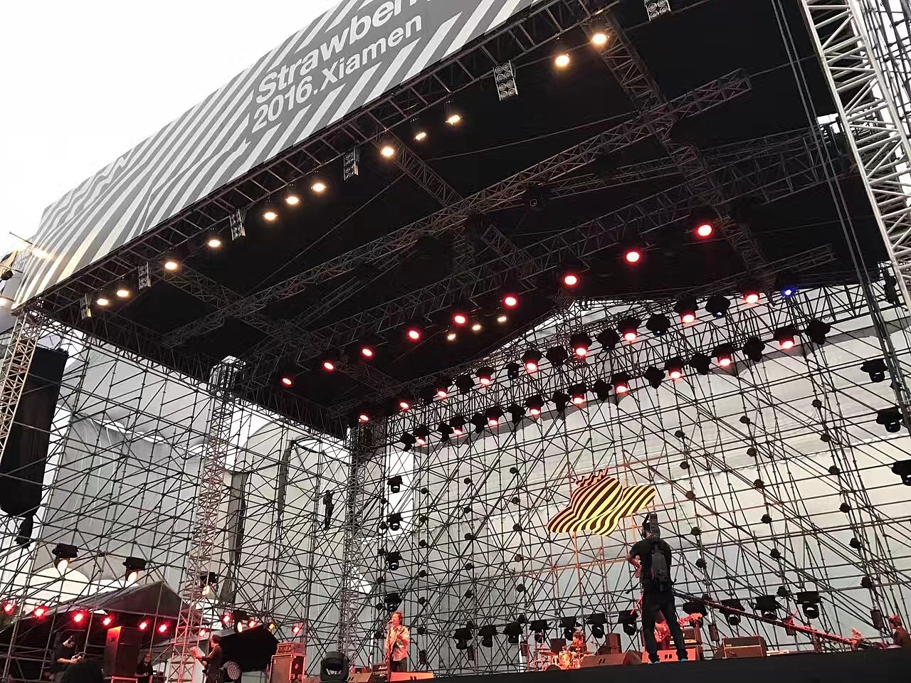 搭建了好多个不同风格类型的舞台 br> br>所以在现场会看到 br> br>一