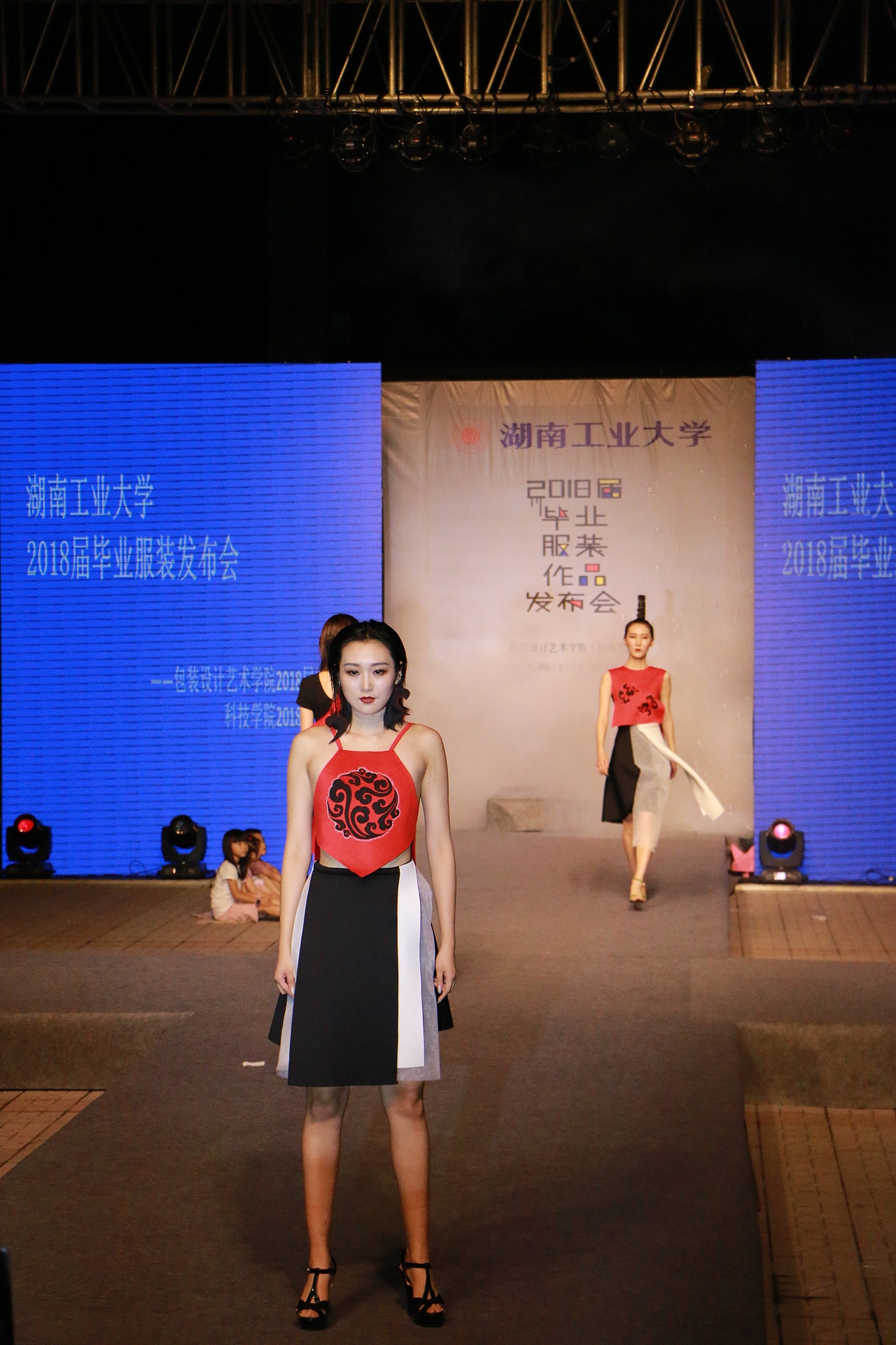 #2018毕业展#湖南工业大学2018届毕业服装作品发布会（图ZMTE4MzA3MTgw） - 人文/纪实摄影 - 站酷设计师梁小样原创素材 - 站酷ZCOOL