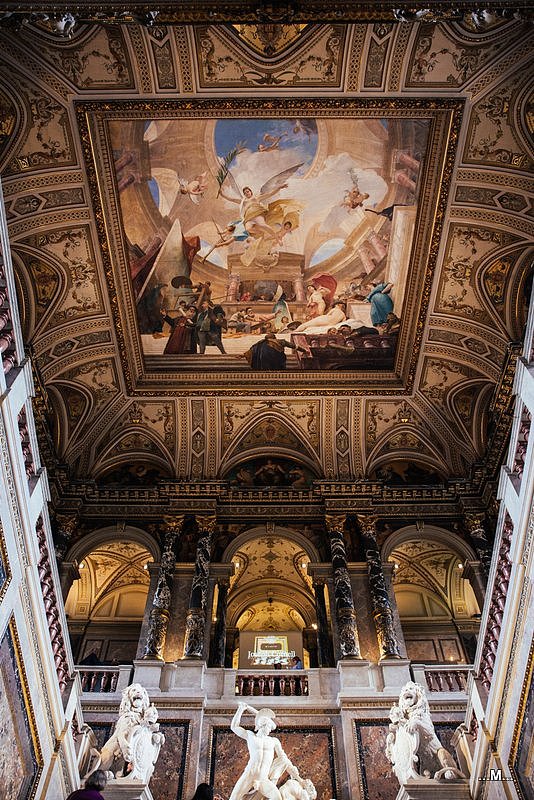 在步入二层展厅的过程中经过的阶梯大厅,无一不是建筑内部装修的精品