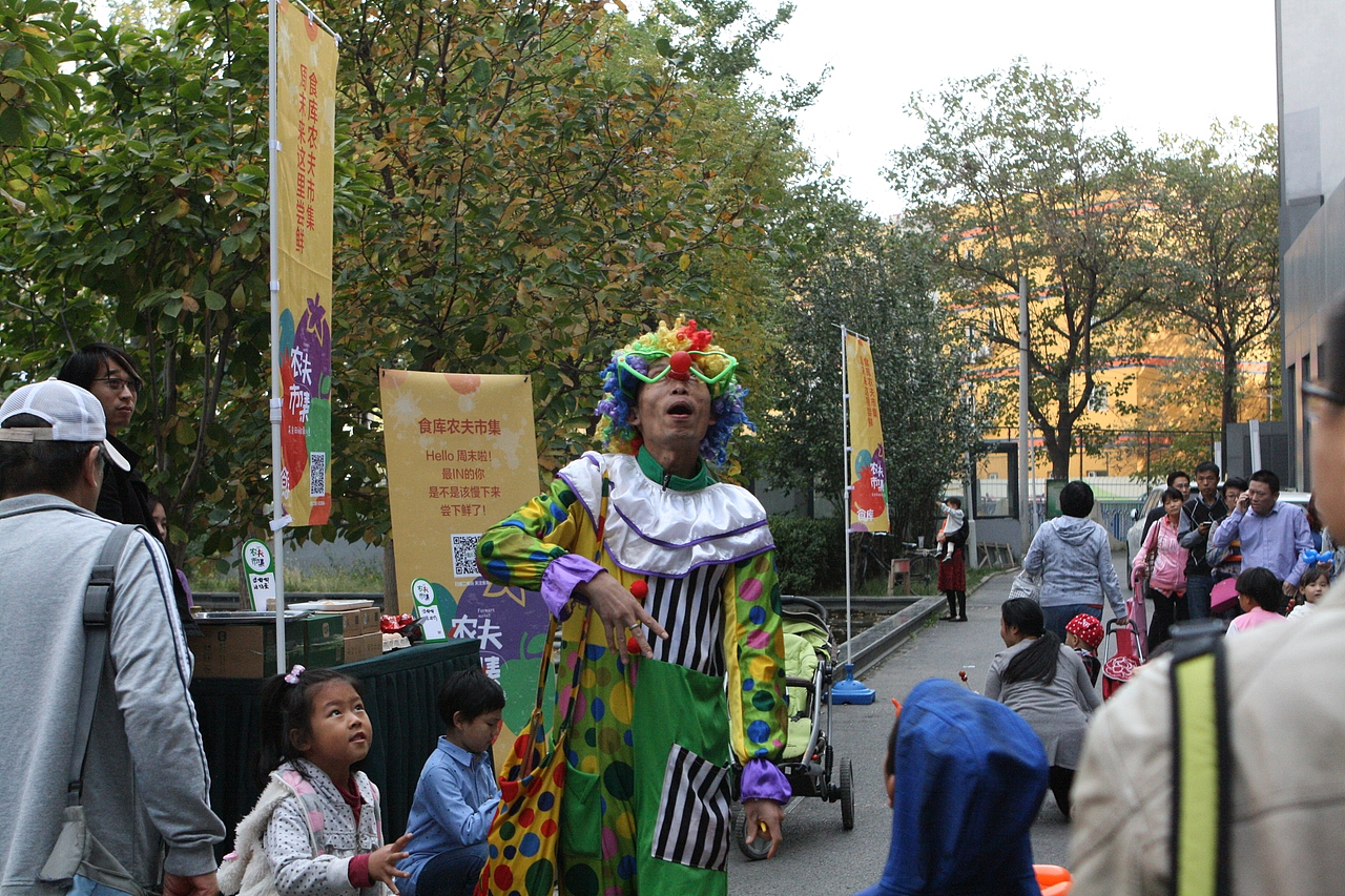 小丑表演吹气球