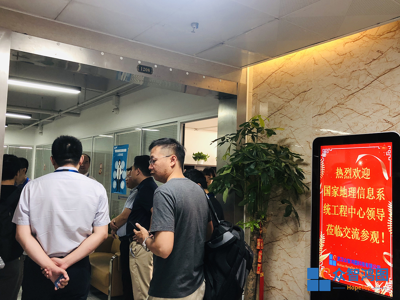 【众智鸿图】国家地理信息到访（图ZMjgxNDA5NjMy） - 人像摄影 - 站酷设计师众智鸿图原创素材 - 站酷ZCOOL