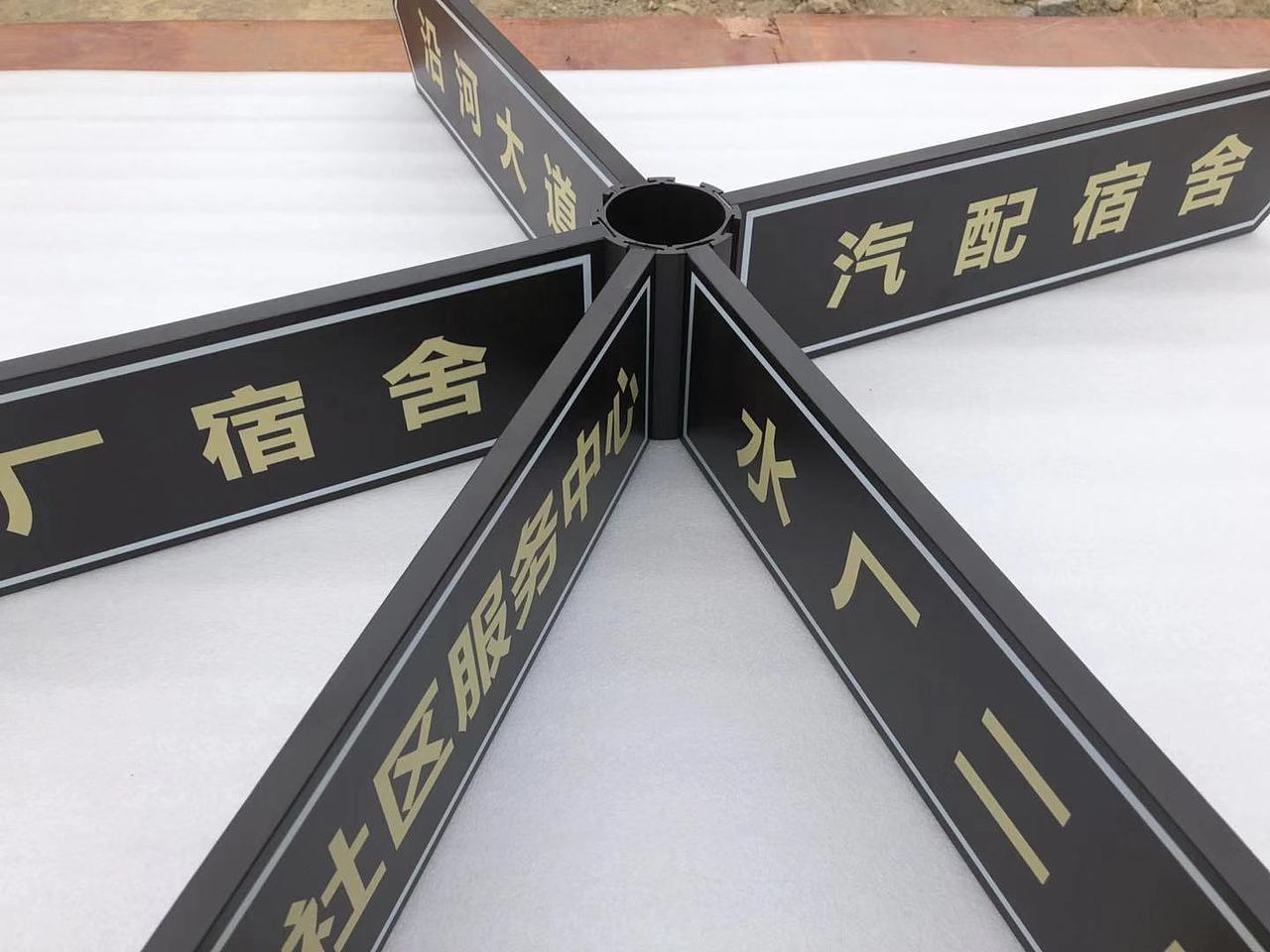 没当我找不到前进的方向！我会看天空看身边的指示牌！