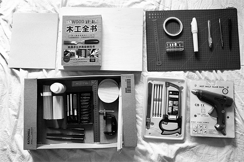 礼盒的制作最为麻烦,对于零基础的我来说这是一项很大的挑战。通过简单的学习,我准备好工具开始制作。