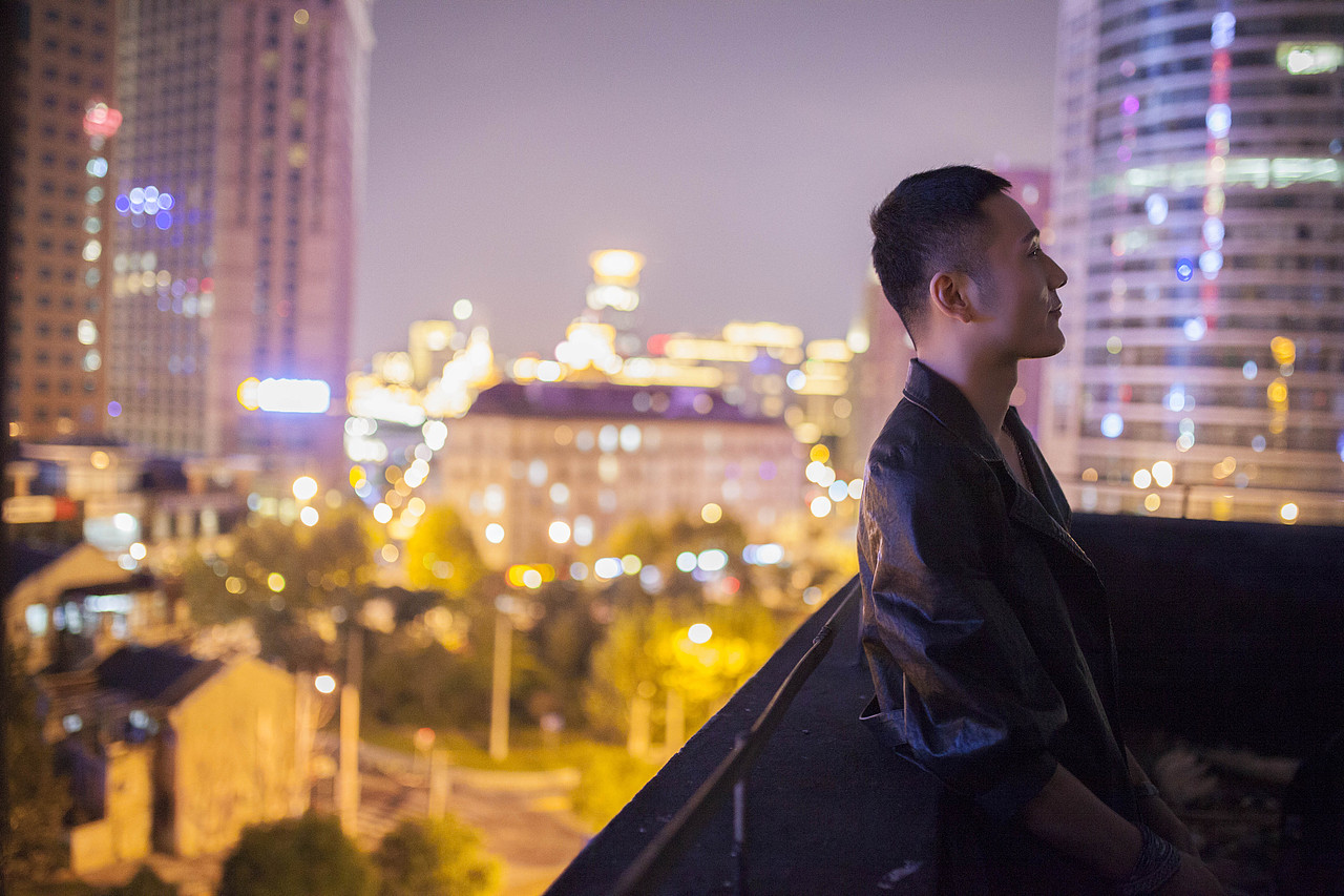 微光（图ZMTAwNjEwNTU2） - 人像摄影 - 站酷设计师花犯辛未原创素材 - 站酷ZCOOL