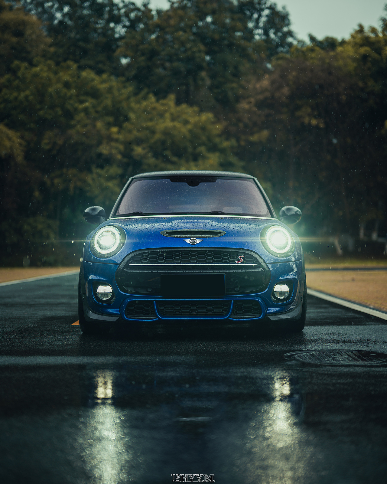 汽車攝影 雨中追逐的mini R&F （圖ZMjkwMzEzMTky） - 產(chǎn)品攝影 - 站酷設(shè)計師phyym玉米原創(chuàng)素材 - 站酷ZCOOL