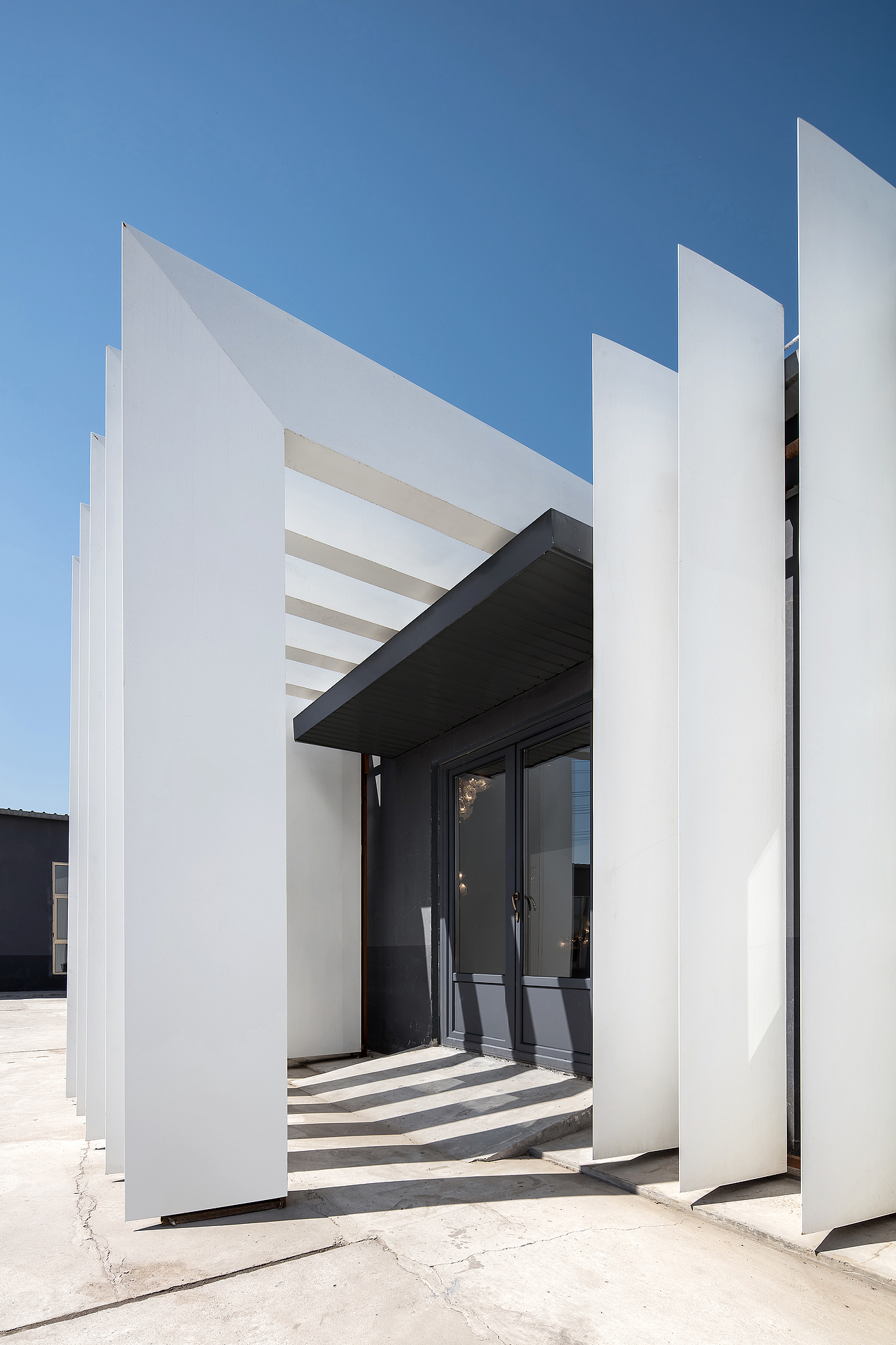 CUN寸DESIGN|遇见一束光的设计-葡萄牙SERIP灯具展厅（图ZMjQ1NjY3MjQ4） - 家装设计 - 站酷设计师CUN寸匠原创素材 - 站酷ZCOOL