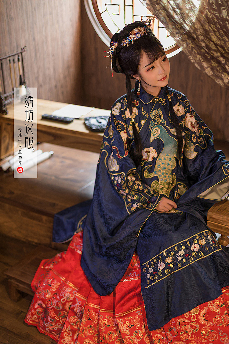 南客明制重工绣花长袄