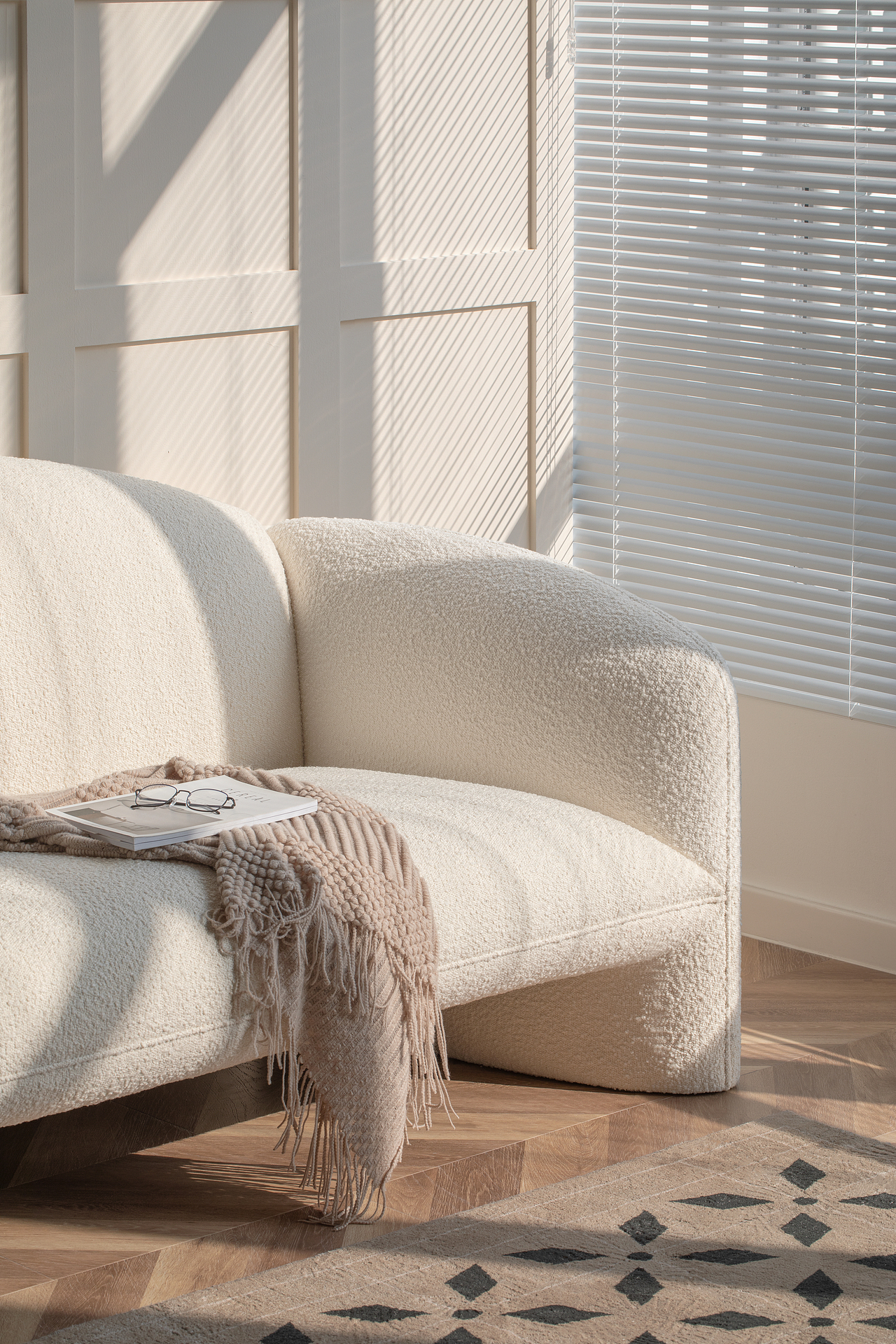 静物摄影｜#生野安室# 沙发·麦芬与Prado 🛋️（图ZMjg3ODM2ODc2） - 产品摄影 - 站酷设计师绘食集原创素材 - 站酷ZCOOL