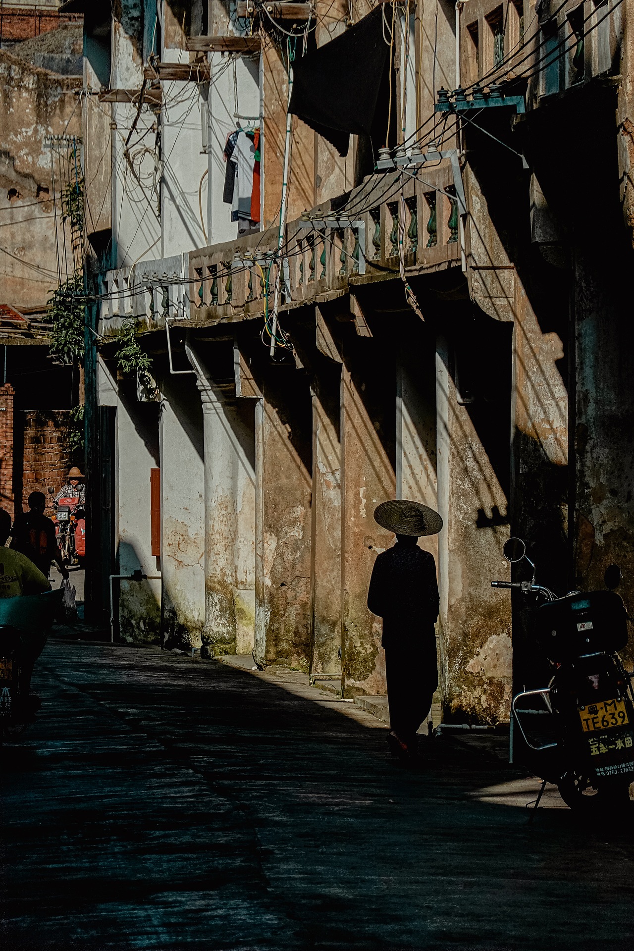 把背影纪实瞬间拼成一幅画