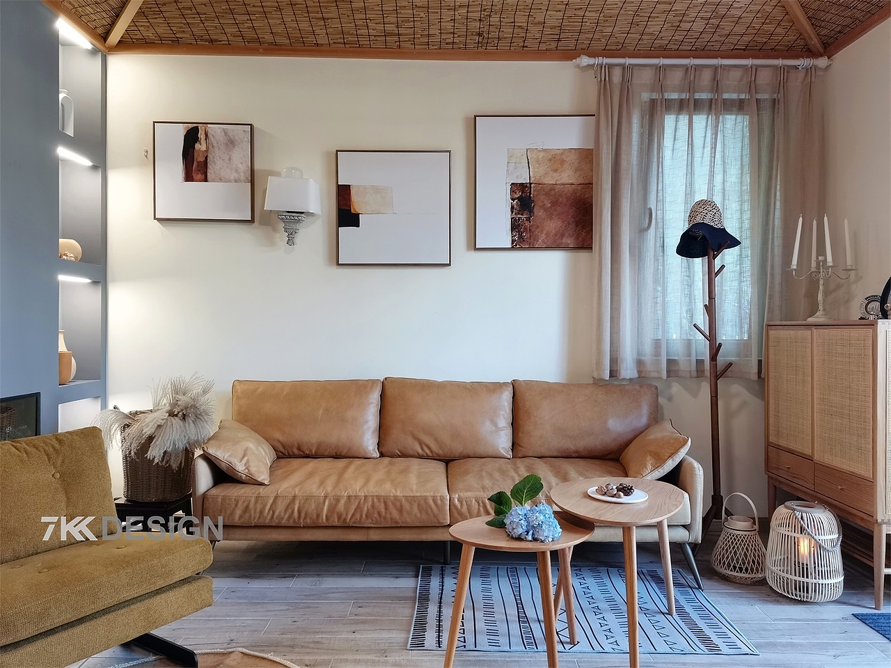 整个客厅中，大量使用了带有自然纹理、温馨的木质材料，营造了一个细腻的原始之美。家具之间高低错落有序的排列在一起，为空间增添层次感。