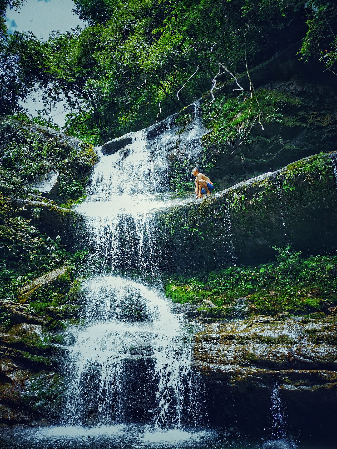  耍一盘水是对夏天最起码的尊重[xyj爱你]