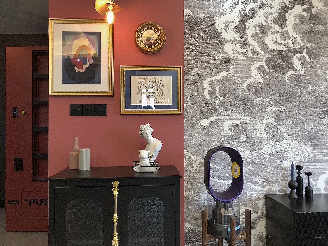 客厅实景效果
深红背景墙与cole&son墙纸为空间增添了一抹复古韵味