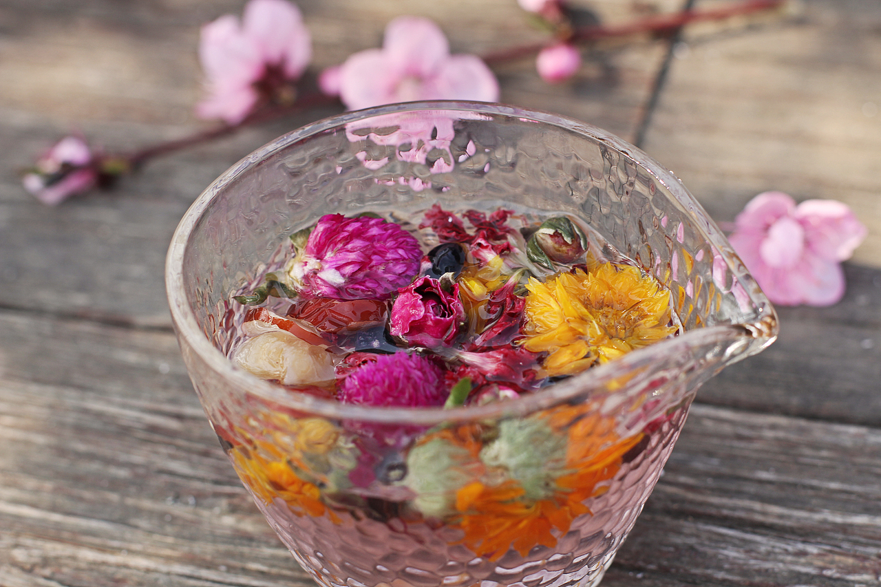 总希望四季有花,一生无事。