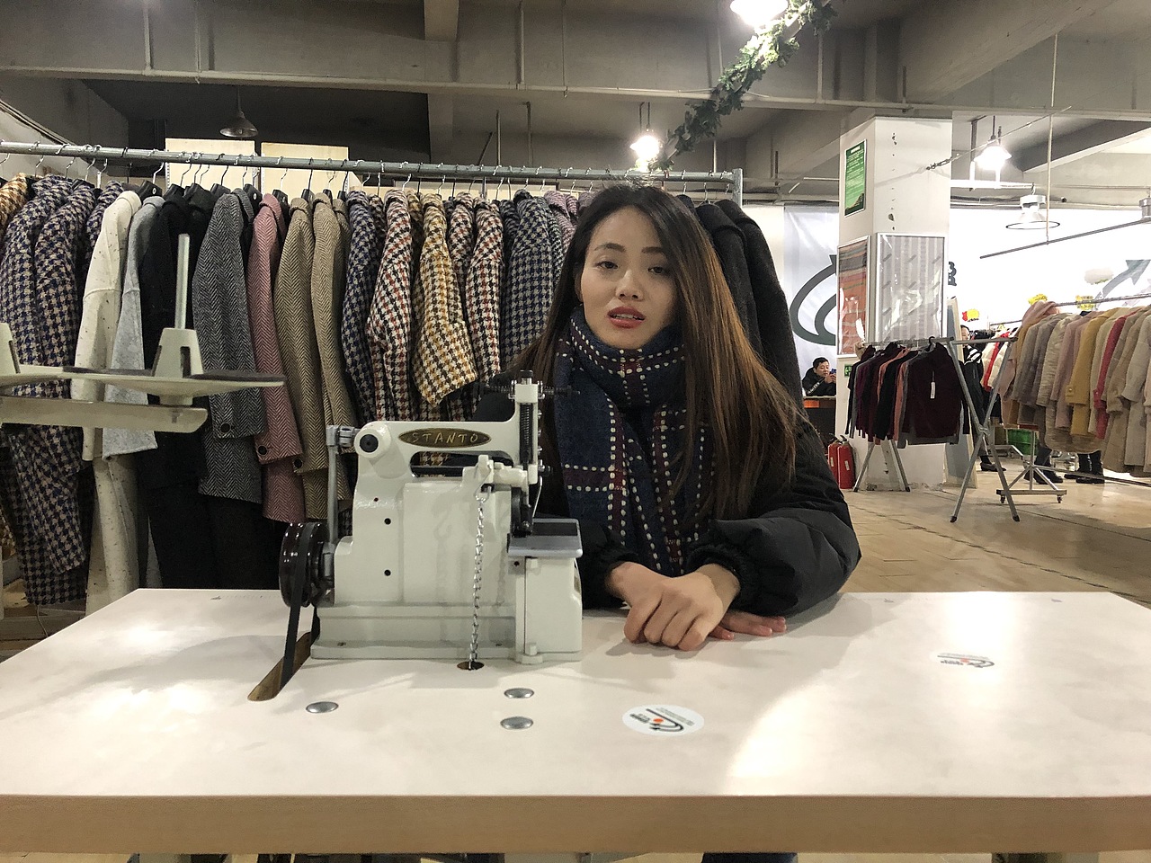 贝形机又叫贝壳机，贝形拷边机，仿钩针拷边机，地毯机