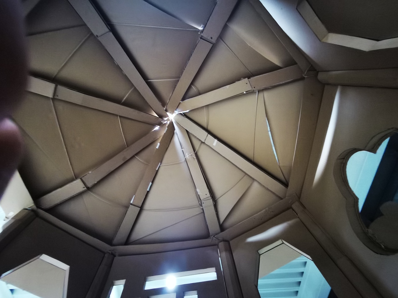 以瓦楞纸为建筑材料,来进行空间搭建.