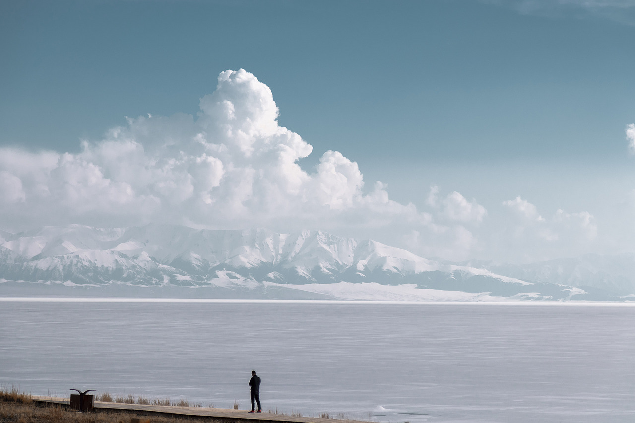 湖边伫立的人,与远处的云