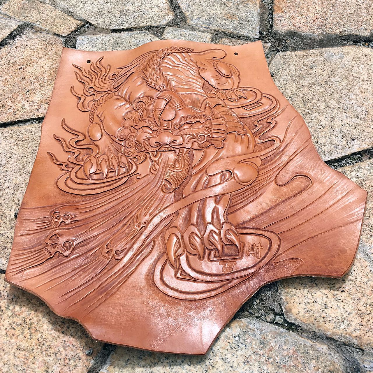 鑫渔皮艺不规则形素色纯手工皮雕貔貅挂画