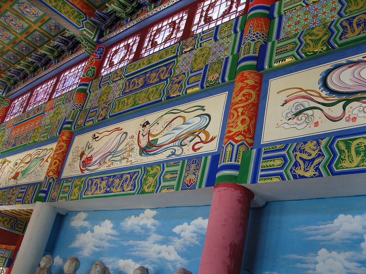 古建筑彩绘寺庙大雄宝殿和玺彩绘蓝天白云飞天彩绘