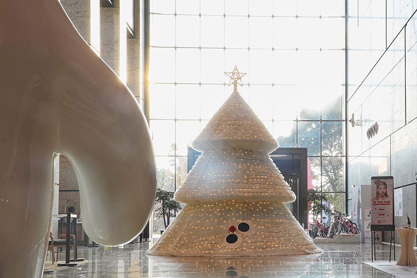 「毛毛怪」 | 2021诚品圣诞美陈（图ZMzUyODE2MjM2） - 展陈设计 - 站酷设计师囍爷原创素材 - 站酷ZCOOL