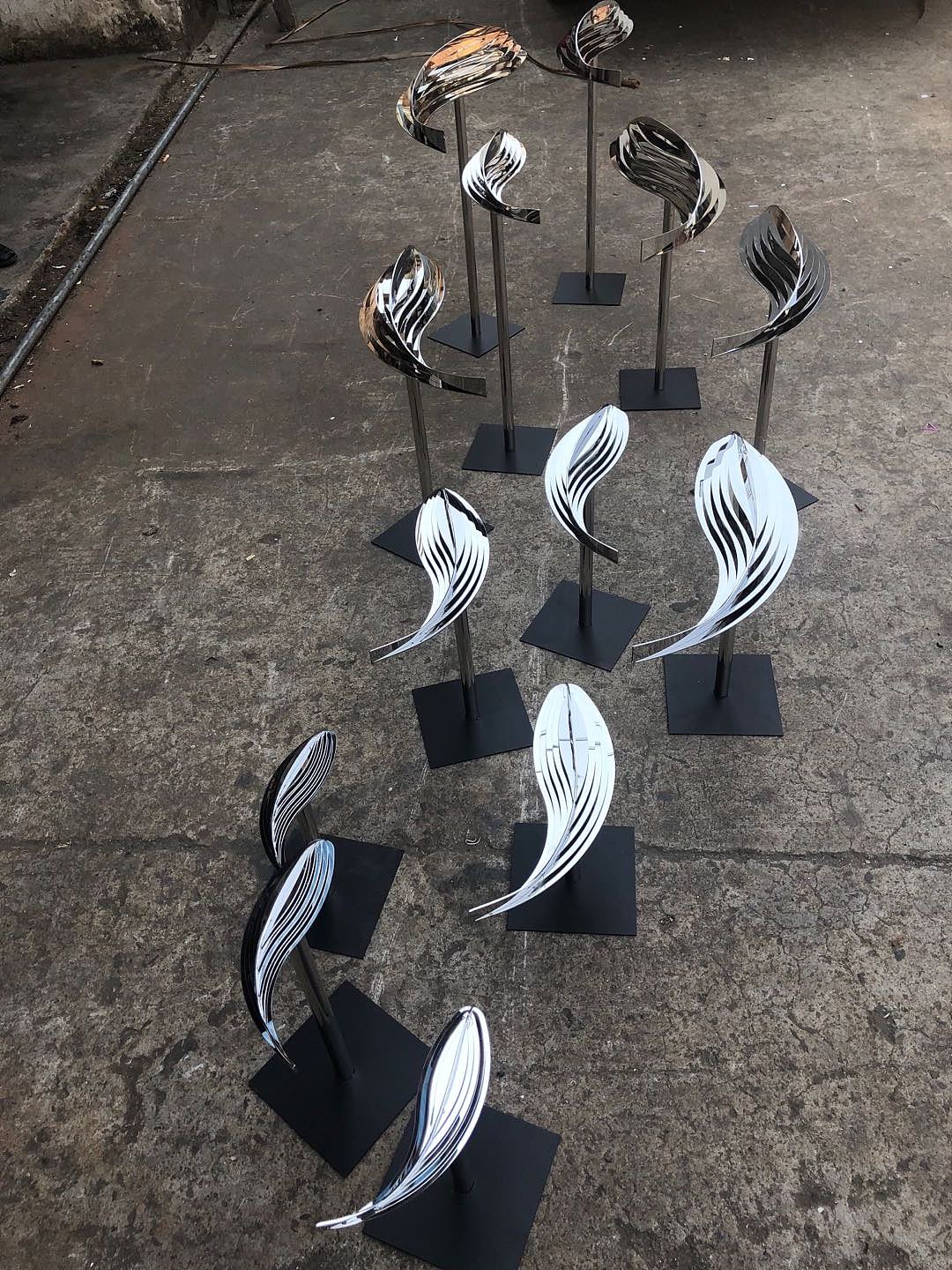 不锈钢鱼群雕塑 不锈钢鱼类景观小品雕塑 如何存在?