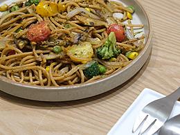 罗勒青酱时蔬意面