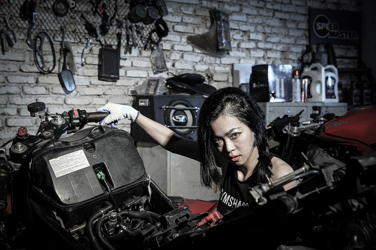 有了机车有了美女,就想试试能拍出啥样的感觉!