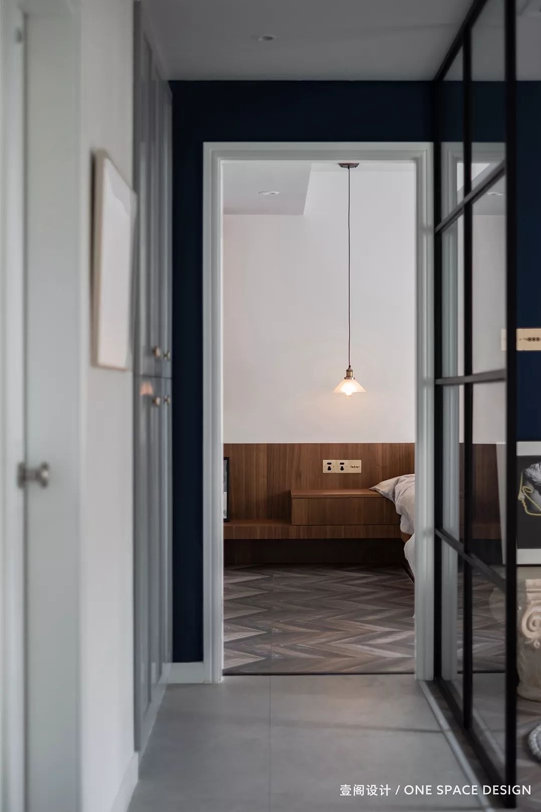 R说卧室走廊这面蓝墙黑框是全屋她最爱的视角之一,感恩与Denny的相遇,让她住进理想婚房。