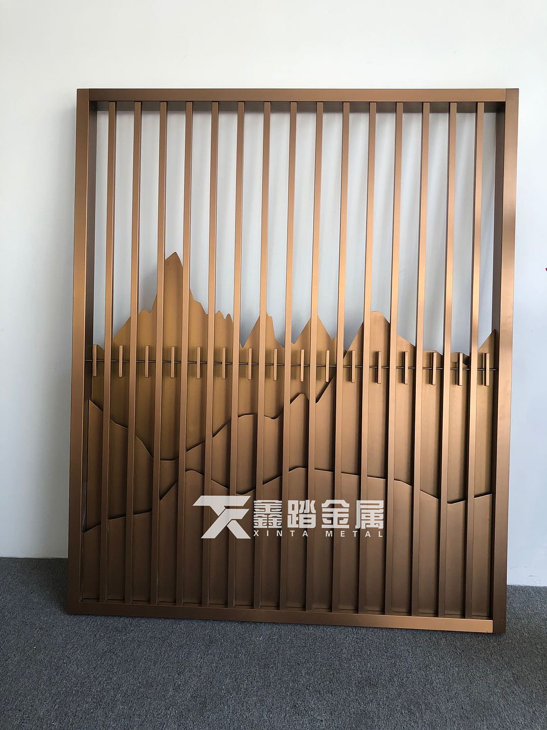 质感爆表的玫瑰金色不锈钢屏风图片