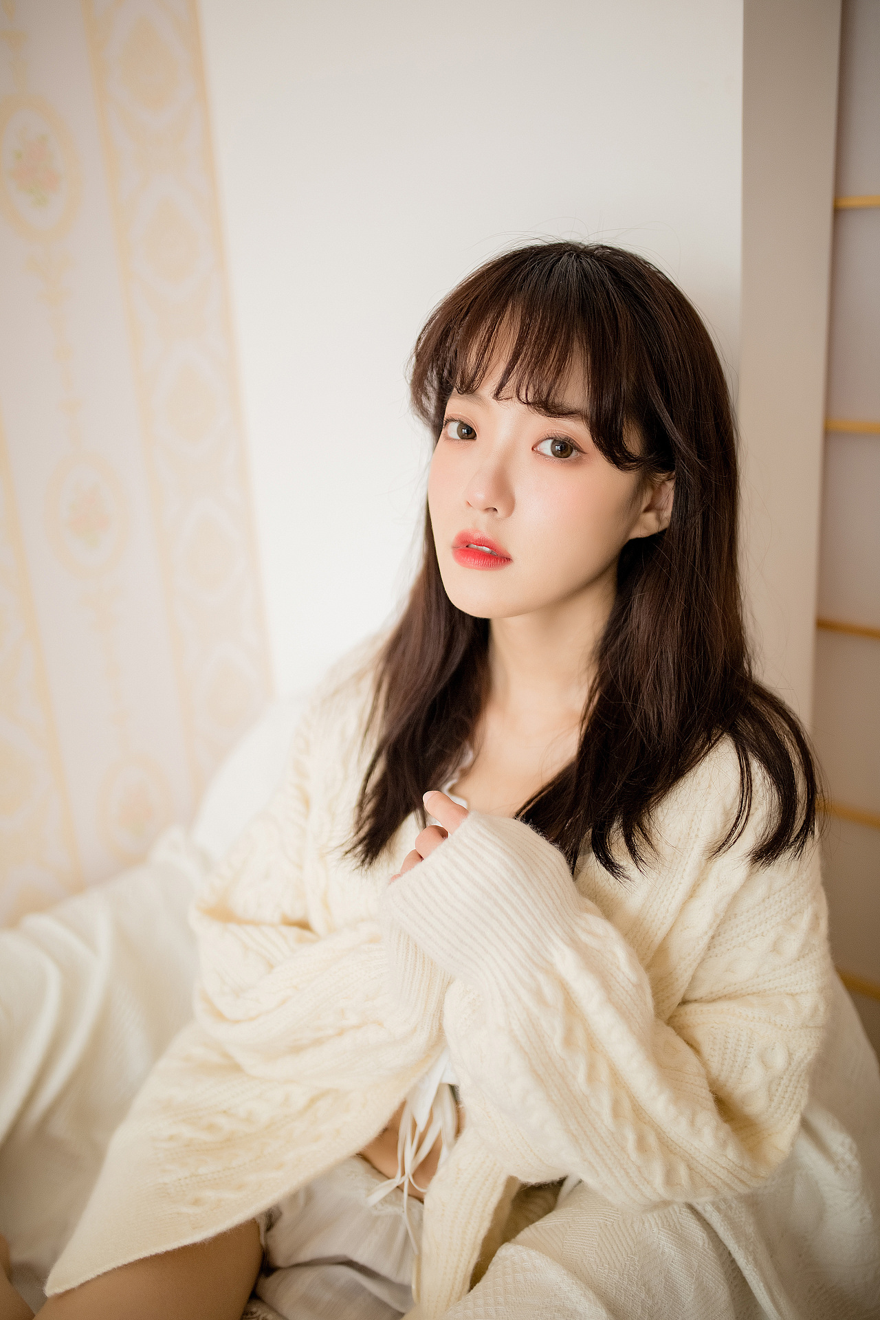 我看着你的脸，轻刷着和弦