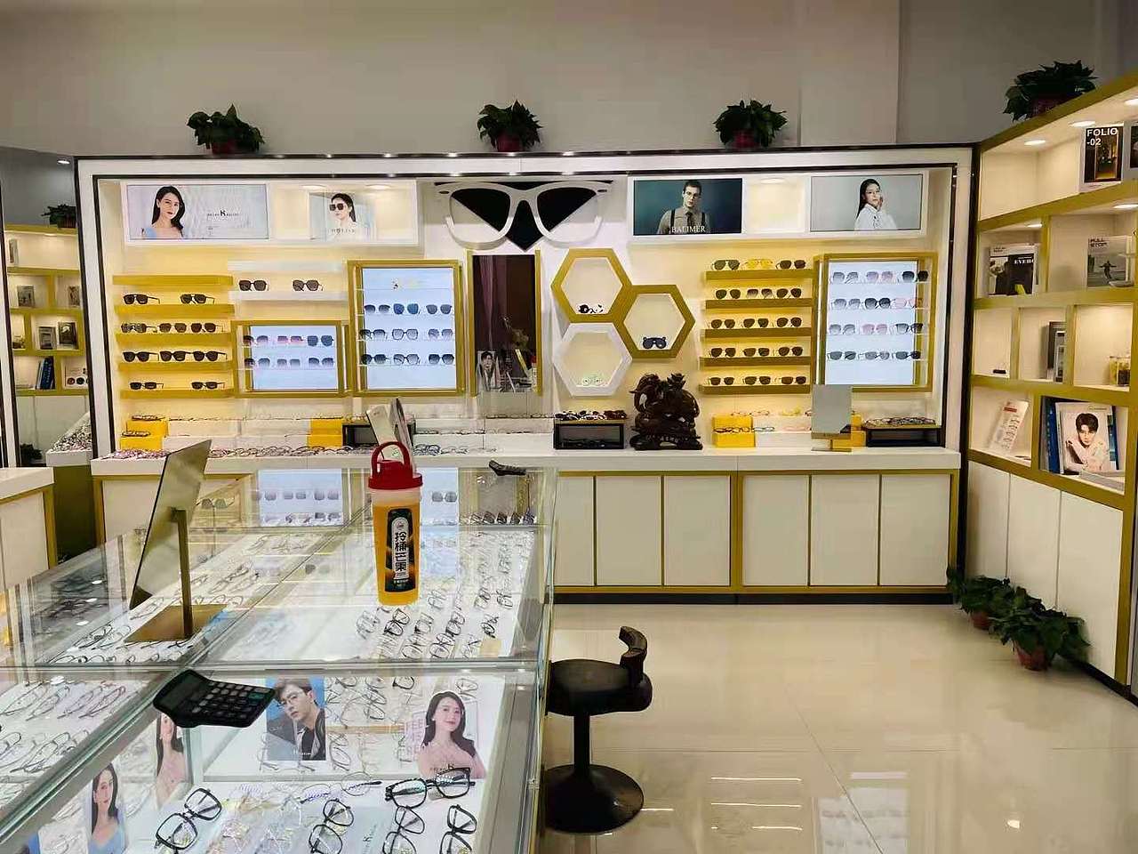 眼镜店装修设计 眼镜展柜定制