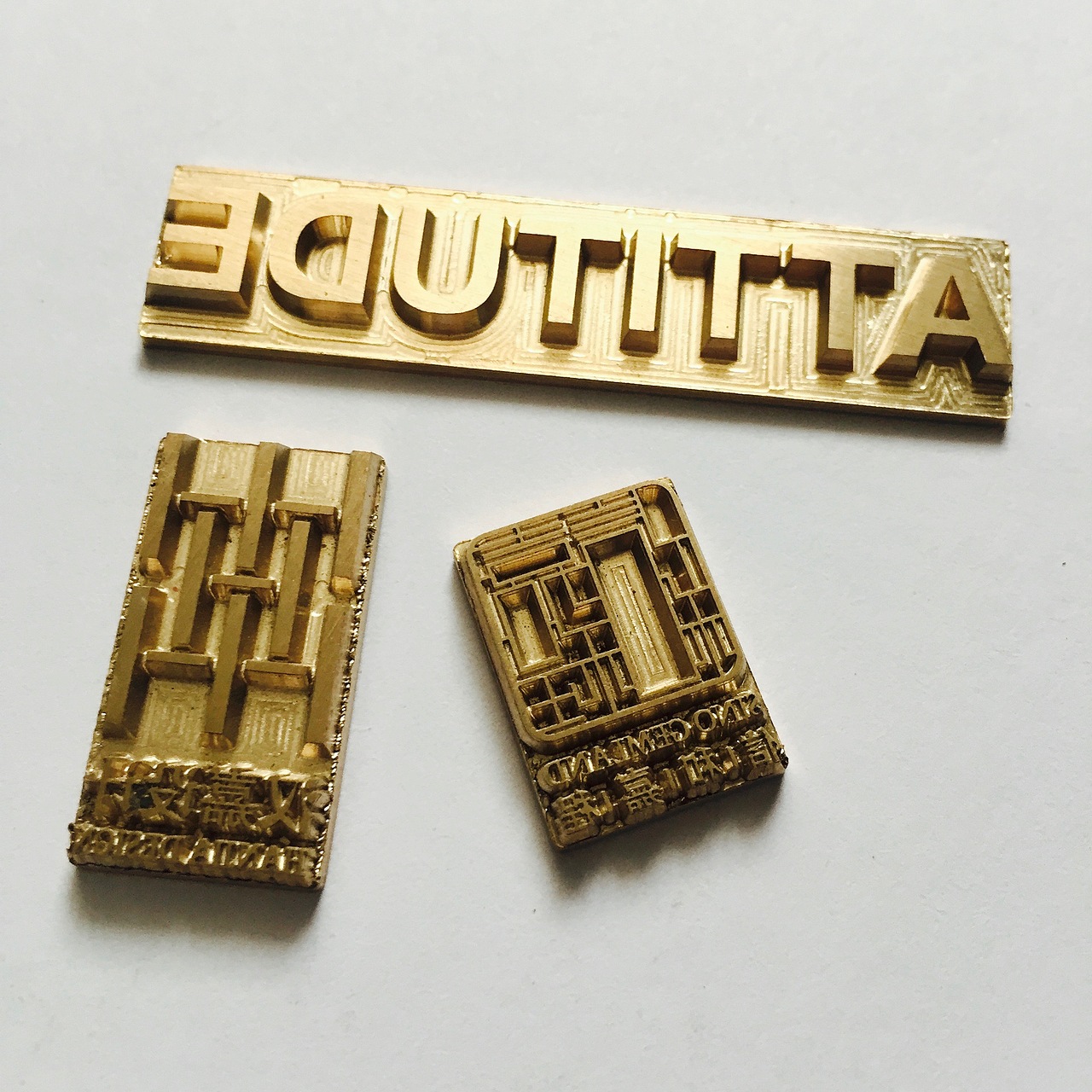 由于封面是装帧布面的,工艺采用的是烫印黑色漆片,这个就是从南方定制