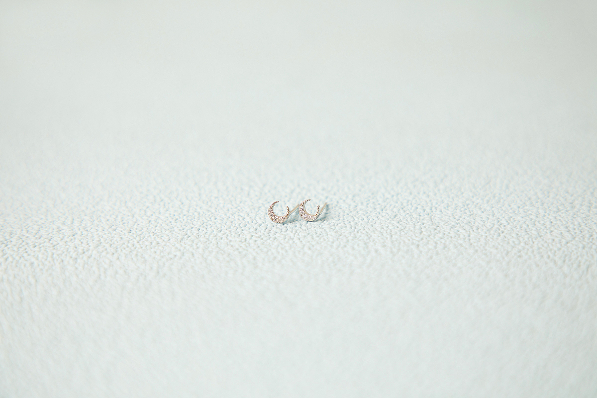 小月亮耳钉 模特+静物（图ZMjEwNjMzMjI0） - 其他摄影 - 站酷设计师电商视觉服务商原创素材 - 站酷ZCOOL