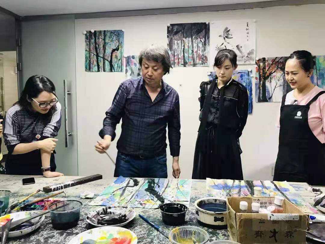 学员们在艺术家宋连民先生的指导下体验彩墨画今日艺术学院首期《艺术