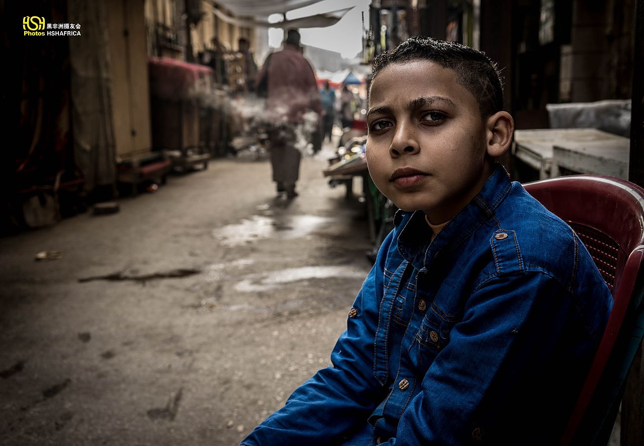 帮家里看摊位的少年，左边脑袋上剃出一个五角星。