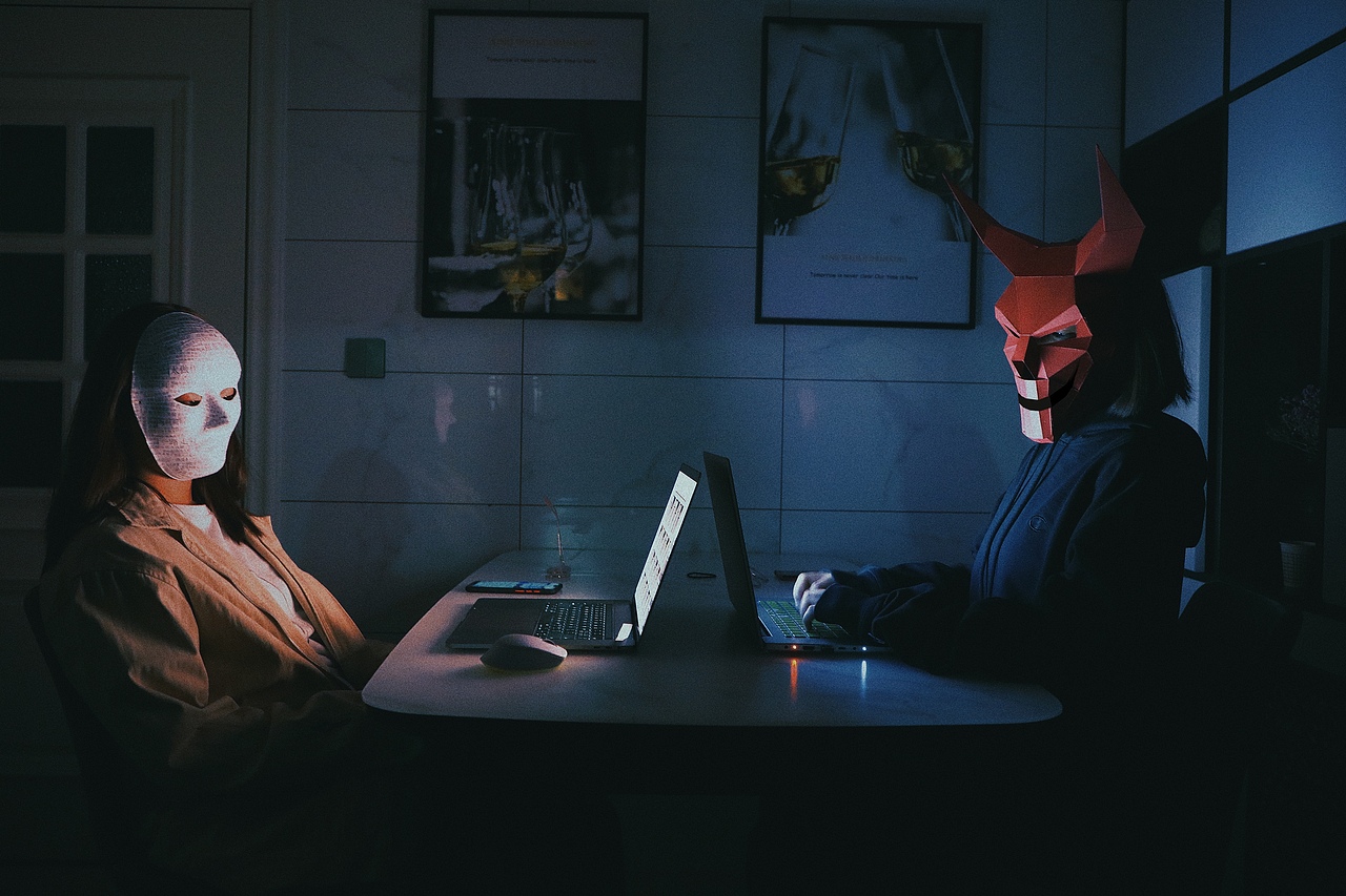 屏幕之后 | 网络暴力主题摄影