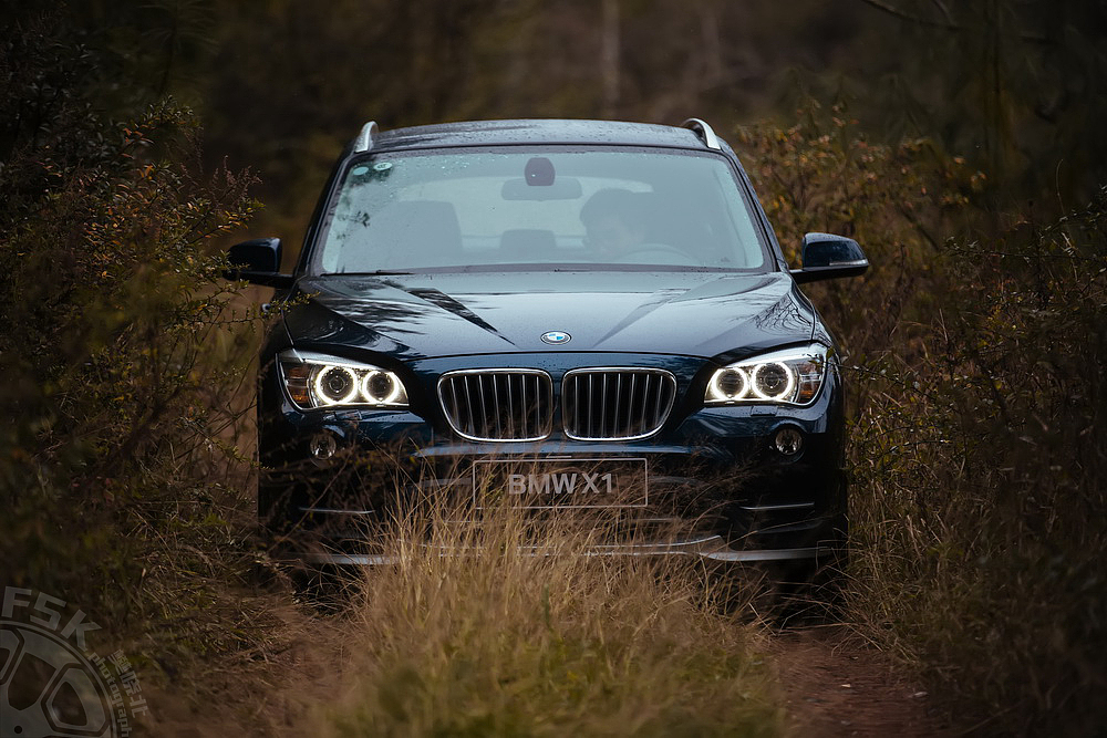 BMW New X1行走在湿冷的冬季