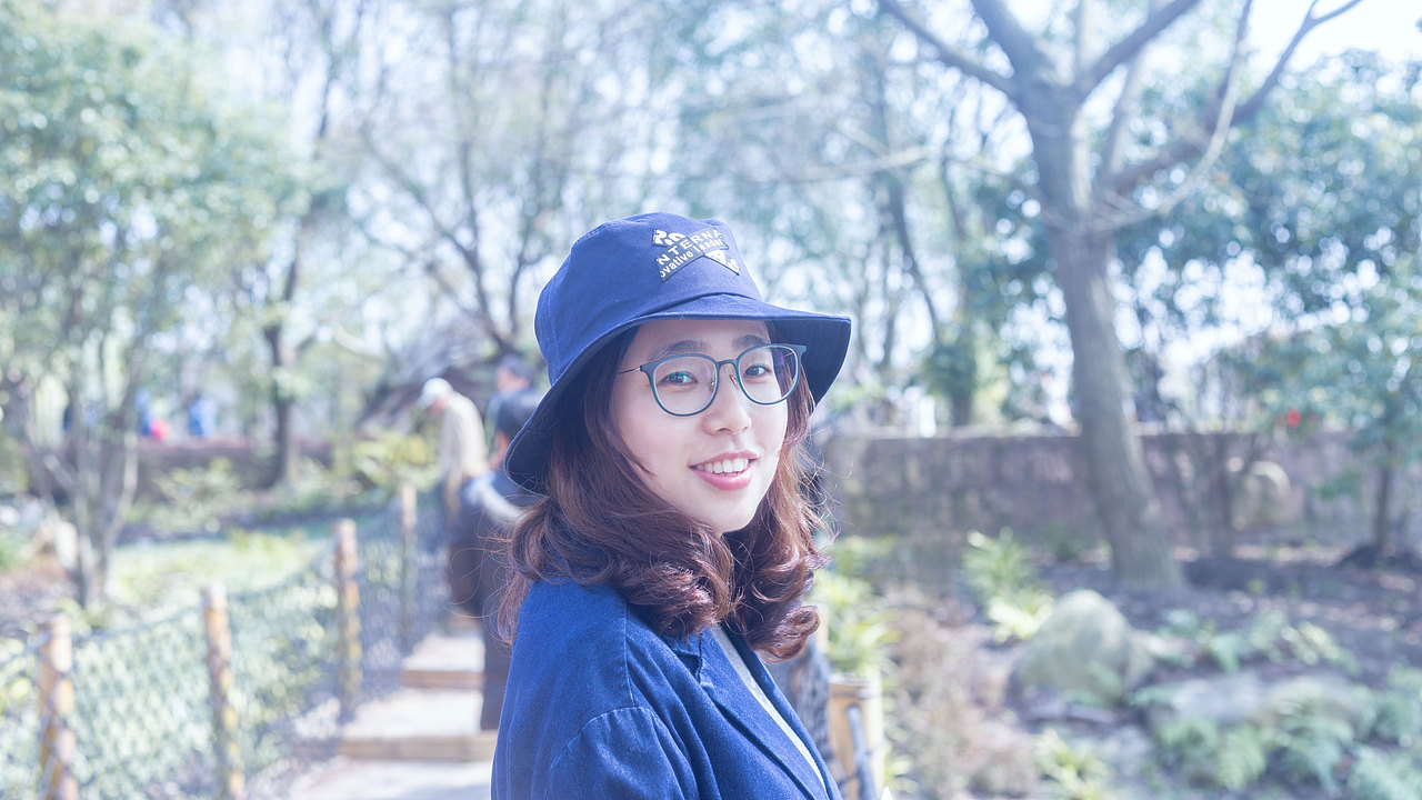 戴蓝色牛仔帽的女孩