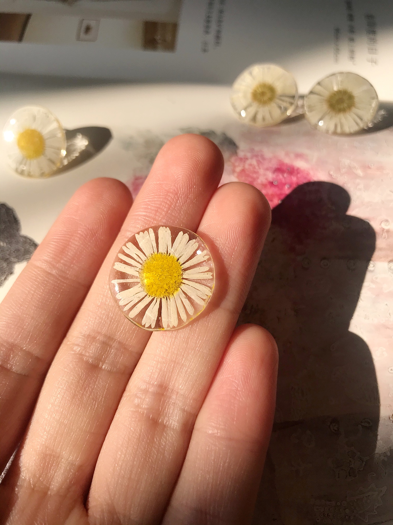 滴胶小雏菊饰品|手工艺|首饰设计|苏醒之_原创作品-站酷zcool